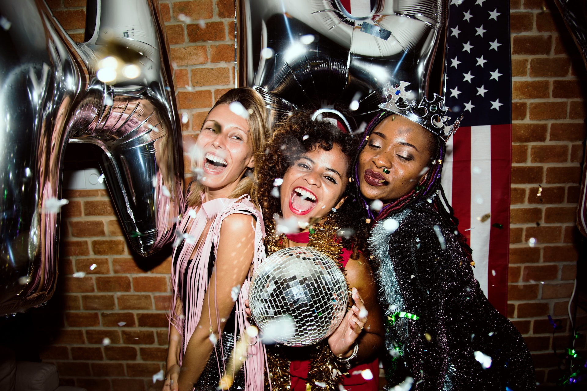curated-lifestyle-5QLUPNSx5_8-unsplash (1) Groupe de femmes célébrant une fête avec ballons et décorations festives.